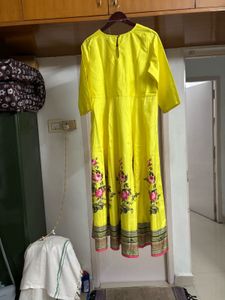 🆕 Yellow Floral Print Kurta + Neckpiece