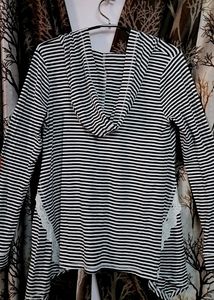 Winters Lines Hauzari Top With Hoodie