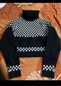 BLACK AND WHITE SWEATER