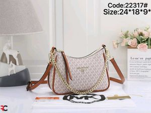 Micheal kors Jet set Charm Pochette Slingbags