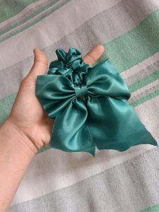 Price Reduced!!Hair Bow with 2 scrunchies