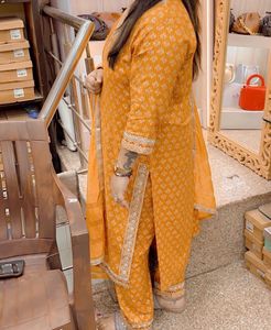 📌Sale📌Orange suit and pant with chunni.
