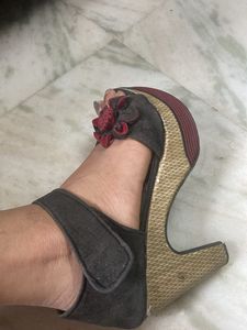Used Black Colour Heals