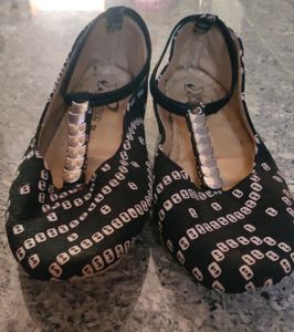 Black &amp; White Bandhani Toe Ring Flats
