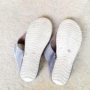 Tanya&#39;s Grey Embellished Sandals