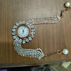 Sparkling Crystal Women&#39;s Watch