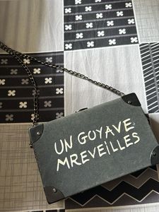 Novelty &#39;Un Goyave Mreveilles&#39; Trunk Bag