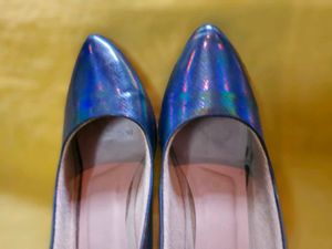Smart &amp; Sleek Holographic Pointed-Toe Flats
