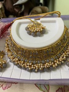Title: Gray Pearl Earings and Bead Choker Necklace