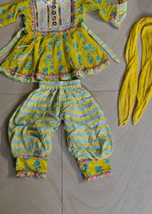 Girl's Yellow Printed Outfit