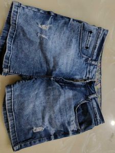 Stylish blue denim shorts for girls.