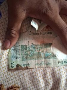 a 5 ruppes ban note