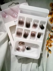 Press-On Nail Set ( Brand New )