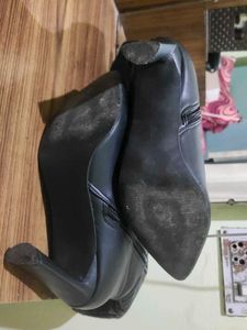 Chic Black Heeled Boots