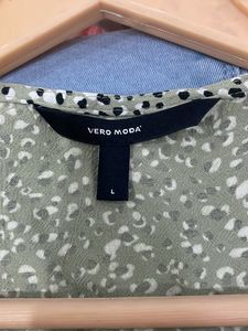 Micro Prinf V-neck Top