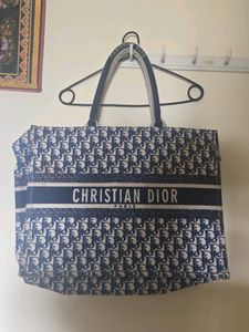 Christian DIOR TOTE BAG LOOKS SASSY