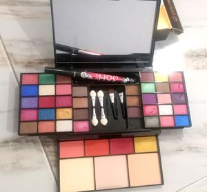 Full Makeup Kit With Eyeliner