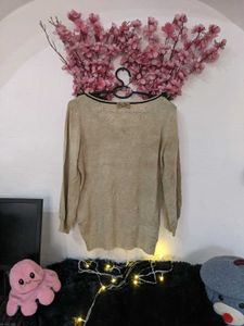 Round Neck Sweater With Black Colour Collar Detail
