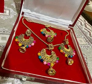 Multicolored Jewellery Set With Tika