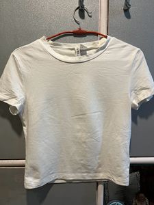 H&amp;M White Crop Tshirt 💕