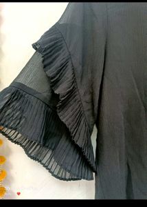 🇳🇿💫♥️ Elegant Black Ruffle Sleeve Top