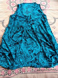 There are 3 Sarees And 2 Plus Size Tops