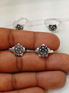 Pure silver toe ring in black flower design.