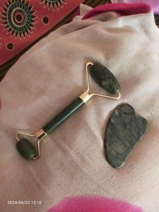 Face Roller Massage (Gua Sha)