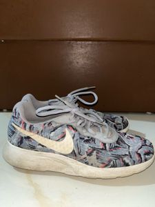 First Copy Nike Tanjun Sneakers - Size 7