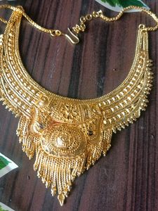 This an necklace in golden color Looks so fancy