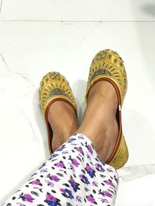 Embroidered Ethnic Juttis