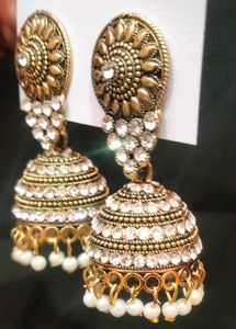 Elegant jhumka piece with white kundan work