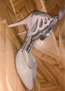 🦋Imported Velvet Butterfly Grey Stilletoes✨