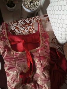 Padded Maroon &amp; Gold Kurta Set With Chunni