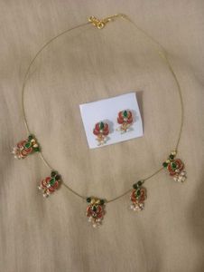 Red Green Combination Lotus Neck Set