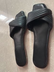 Chic cushioned Black Slides