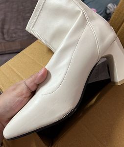 The Right Leg Boot Is A Bit Defective.