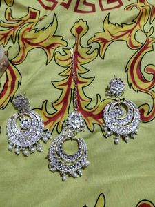 Elegant Kundan Earrings &amp; Maang Tikka Set