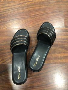 Chic Black Wedges Size UK4