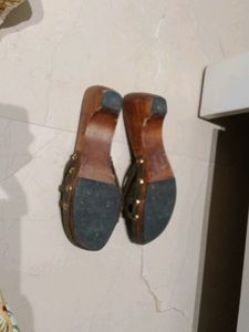 Wooden sandal With Green Velvet design