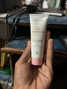 GLOW essentials SPF 10 ALL SKIN TYPES DERMATOLOGIC