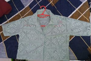 Women&#39;s Cropped Lace Button Down