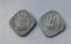 Two India 5 Paise Coins with  Devanagari and witho