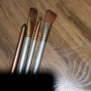 combo,dupatta,eyelashes and two sets of makeup brushes
