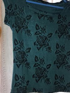 a Beautiful Top with black flower Print Design🌷