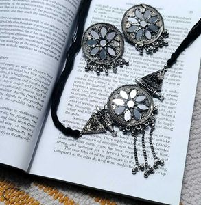 SILVER TONE JEWELRY SET