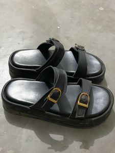 black platform sandal 👡