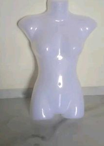 1 maniquin with hanger