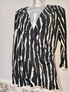 🎄Buy 1, Get 1 Free🎁 Printed Top M/ L Size