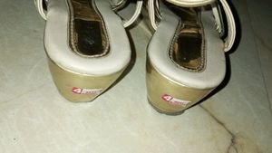 Childern&#39;s Golden Wedges